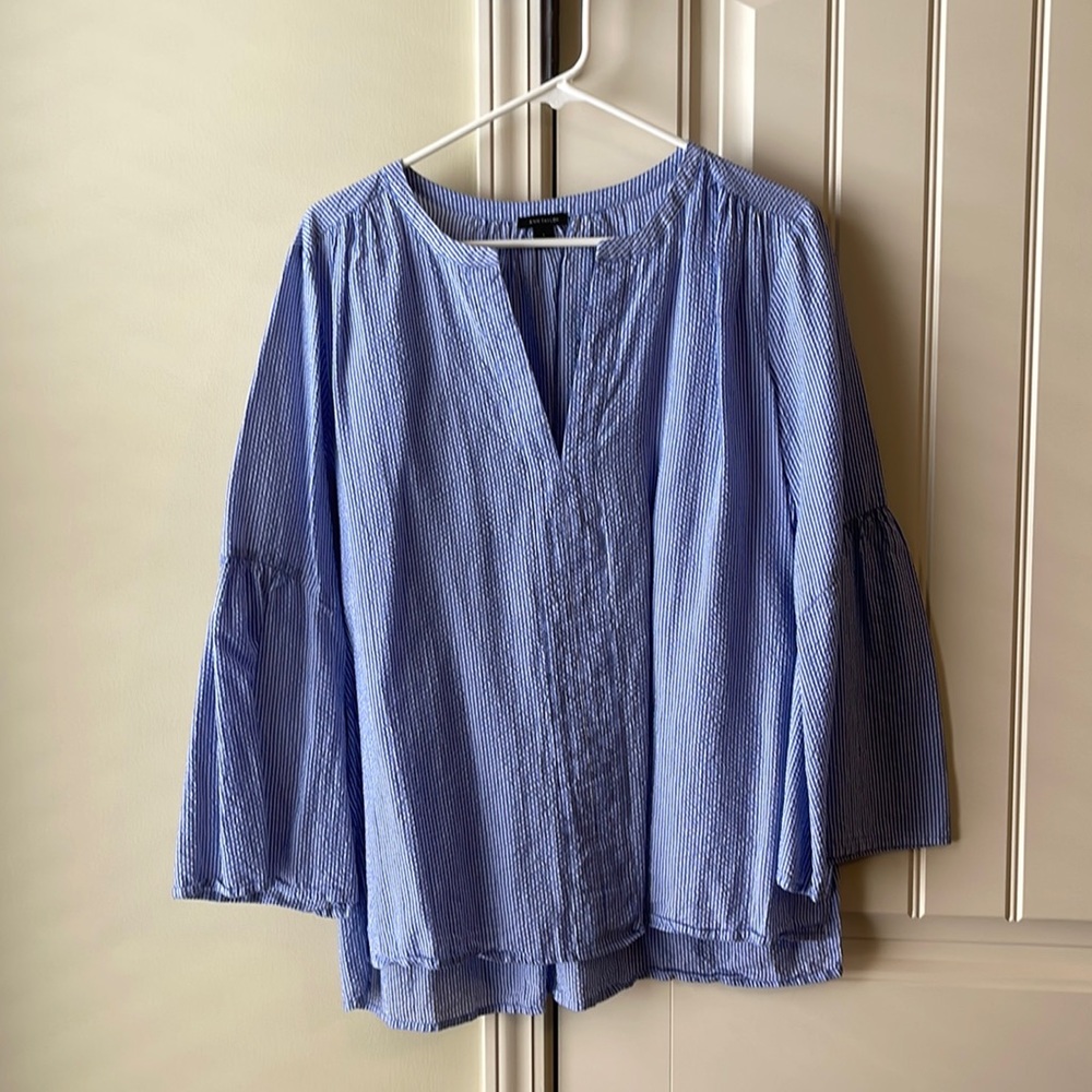 Ann Taylor 3/4 length sleeves large in seersucker blue white